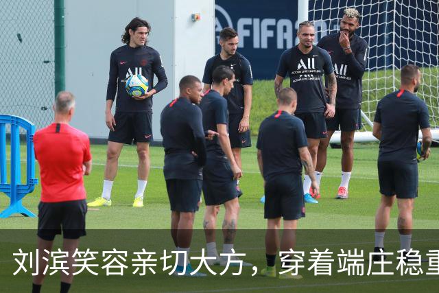 刘滨笑容亲切大方，穿着端庄稳重，李敏李讷两位姑姑常夸赞她